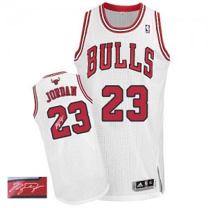 Chicago Bulls #23 Adidas Home Autographed Blanc Authentic Maillot d'équipe de NBA Prix d'usine - Michael Jordan pour Homme