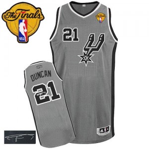 Maillot NBA San Antonio Spurs #21 Tim Duncan Gris argenté Adidas Authentic Alternate Autographed Finals Patch - Homme